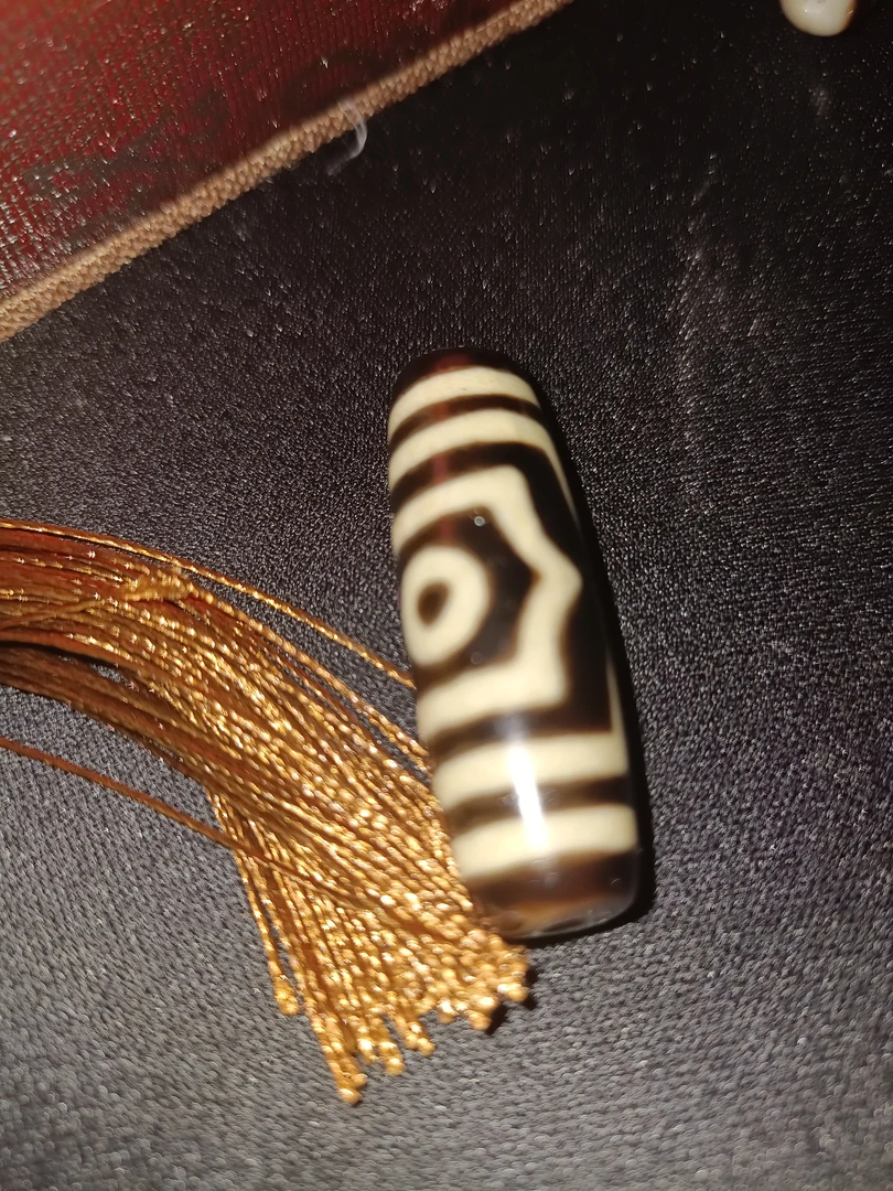 建成精品宝盖三眼玛瑙珠，直径12+对孔38左右（多样性宝盖三眼发货）