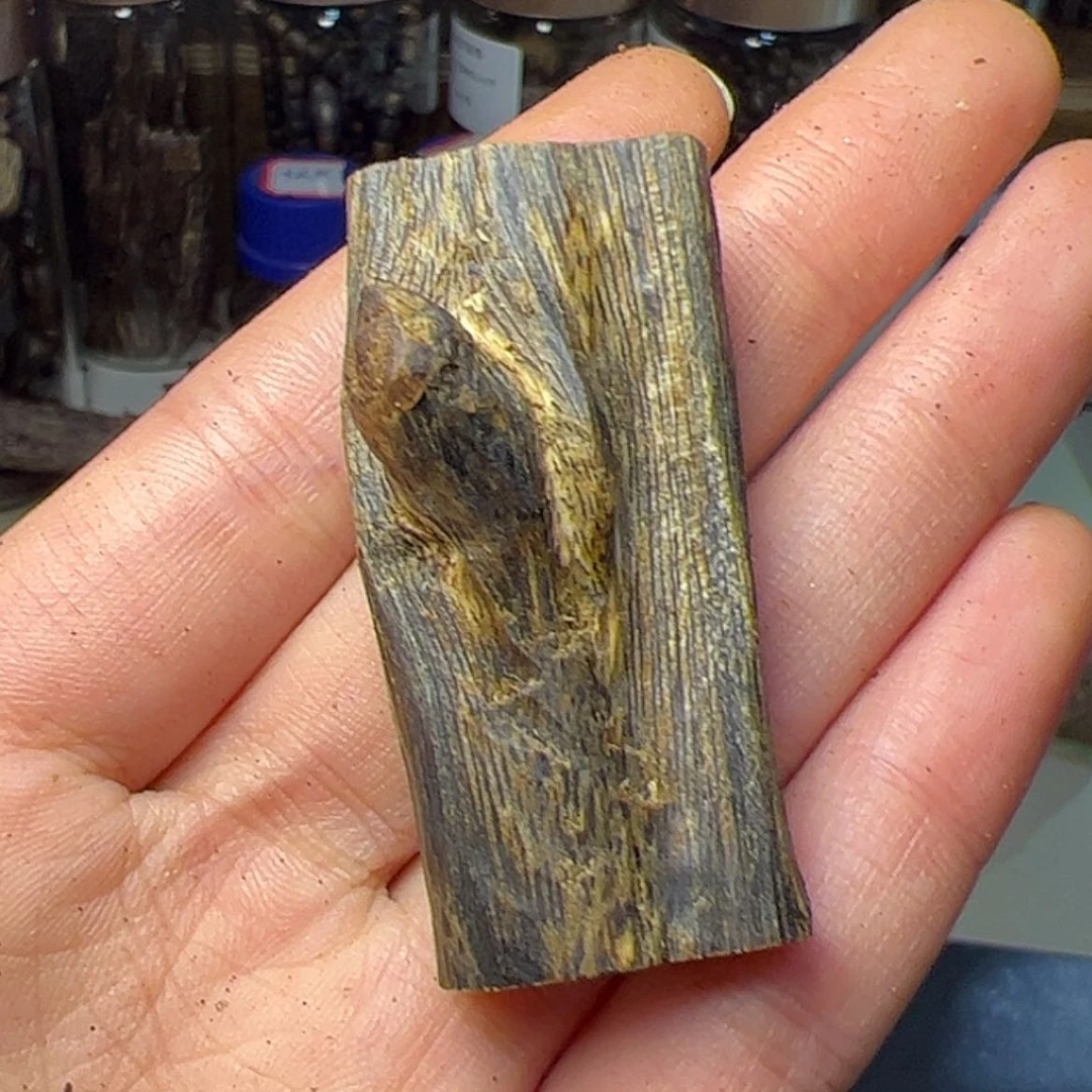 【闪购商品】沉香木手把件痴*牌牌块料8克
