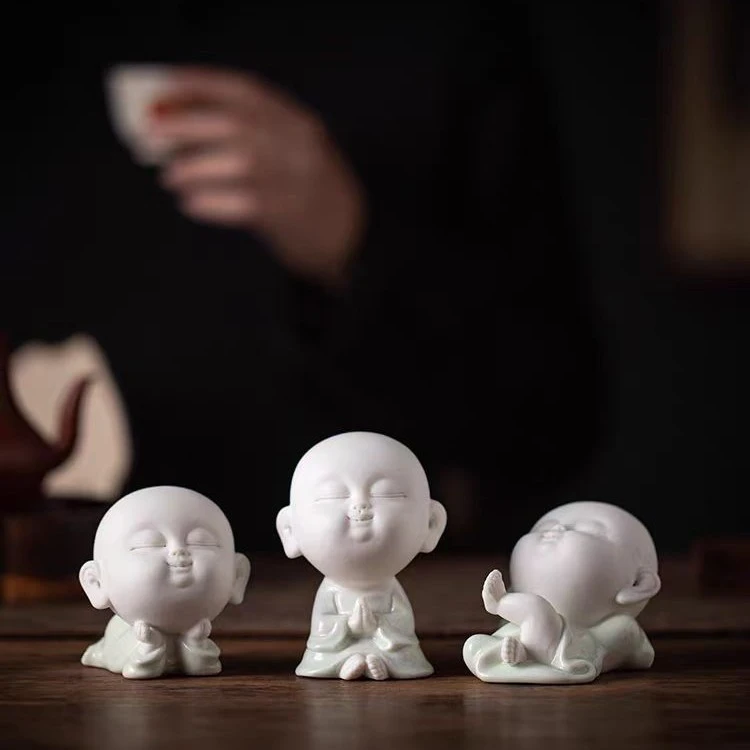 羊脂玉青瓷小和尚摆件家用室内禅意装饰小沙弥瓷茶宠茶玩桌面摆设