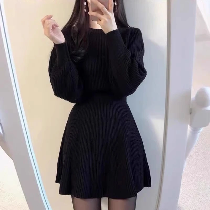 2025新款法式赫本风小黑裙毛衣裙收腰显瘦气质针织连衣裙子女秋冬