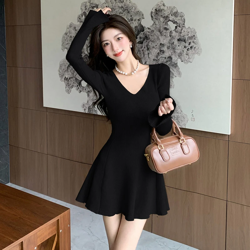 秋冬2025年新款性感v领喇叭袖针织连衣裙女法式高腰显瘦a字短裙子