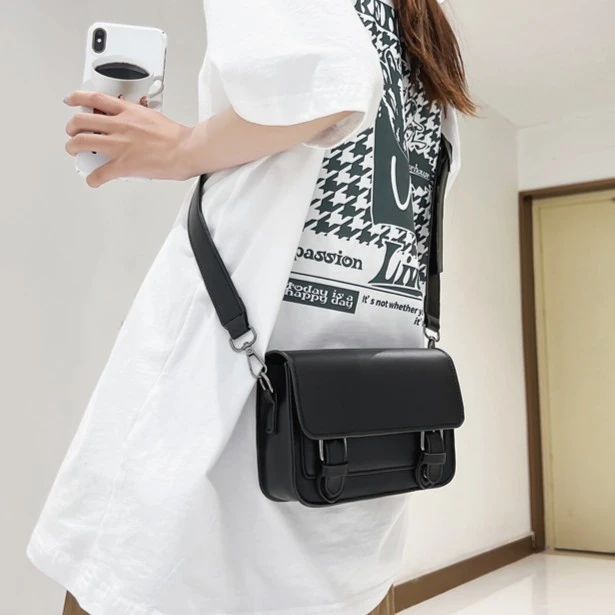 斜挎包男士包包2023新款休闲小挎包ins潮牌手机包纯色pu单肩包女