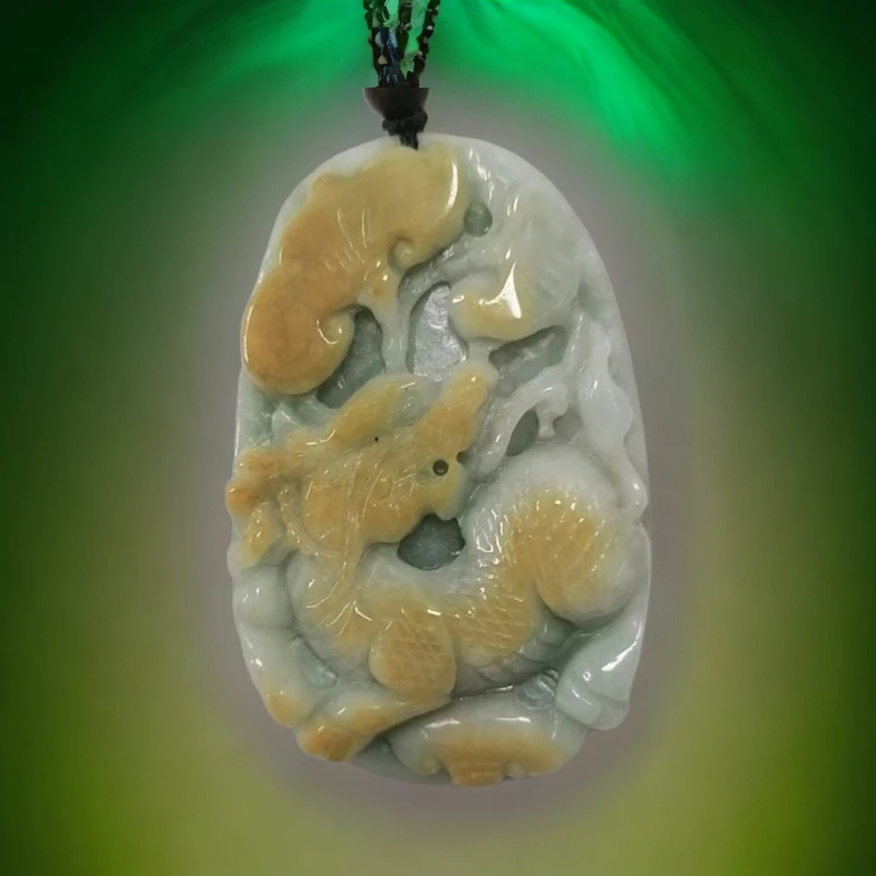 翡翠麒麟回头吊坠