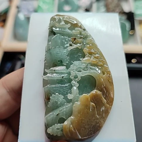 翡翠颈饰未镶嵌山水