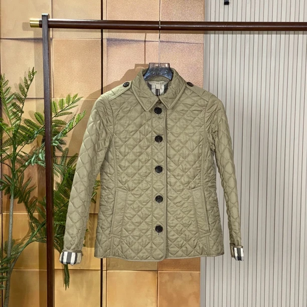 Burberry 灰绿色内里格纹满印菱形格棉服外套/xs码/99新/女23162