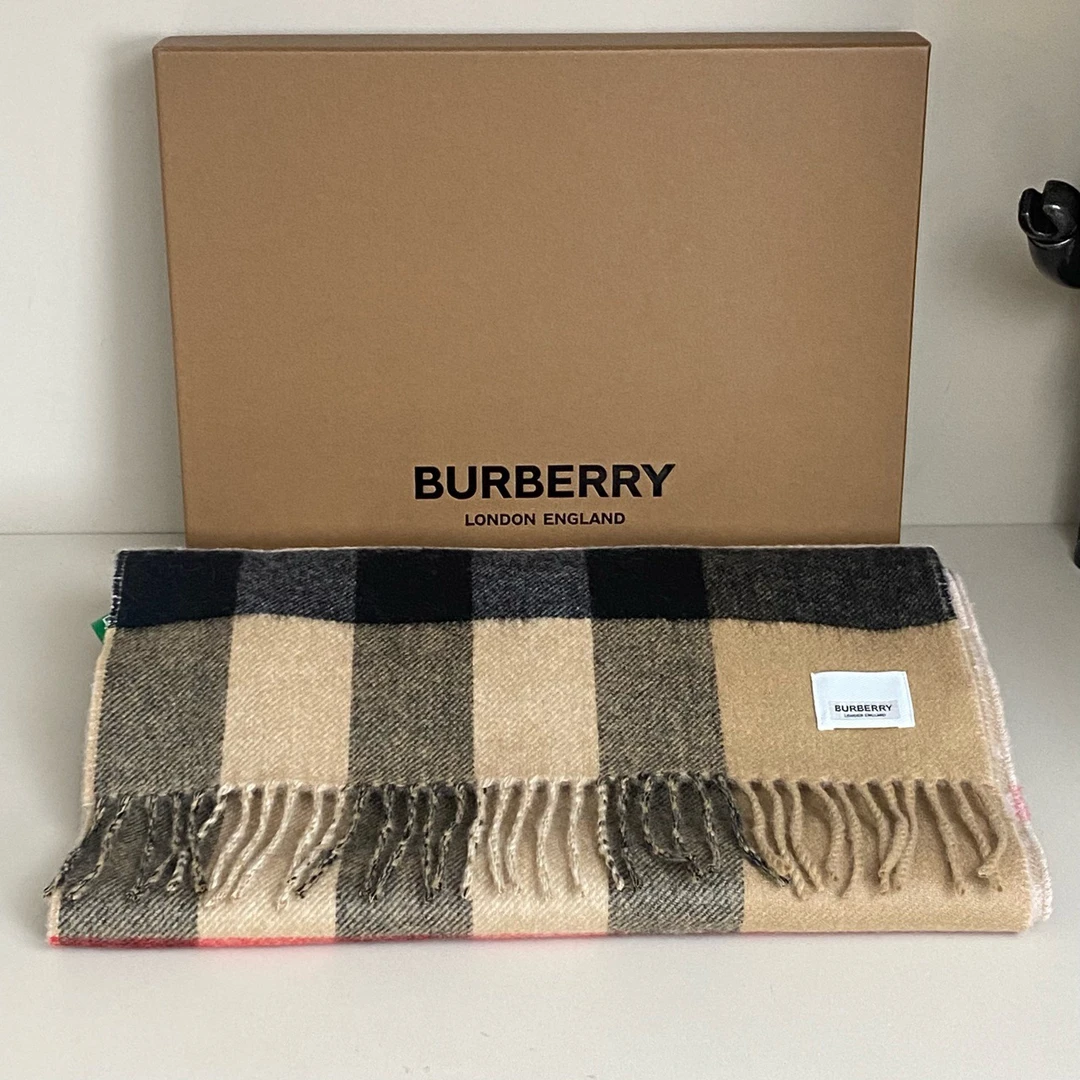 Burberry格纹字母满印羊绒围巾/全新原吊原盒/41336