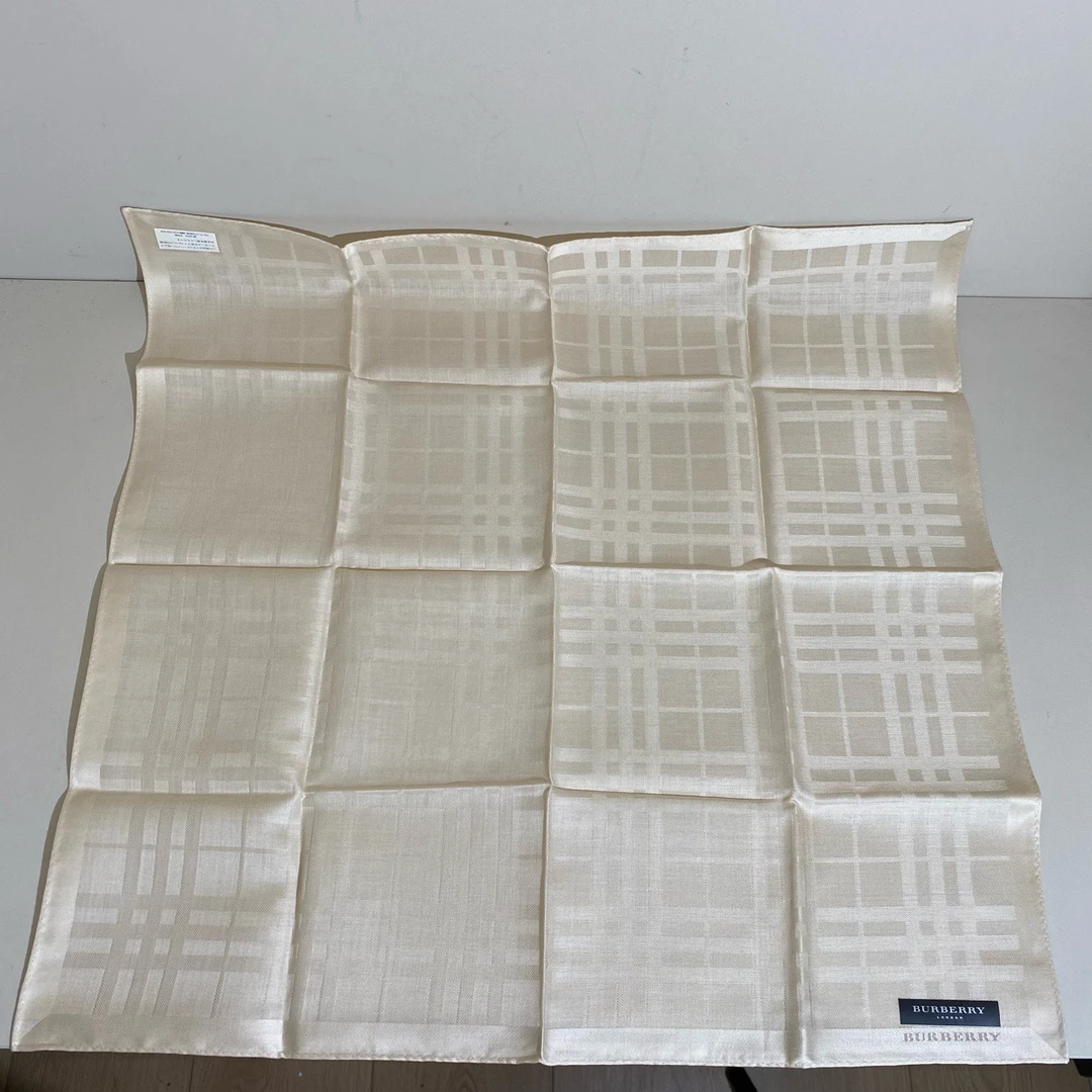 Burberry卡其色暗格纹方巾/尺寸48cm/全新/女20122