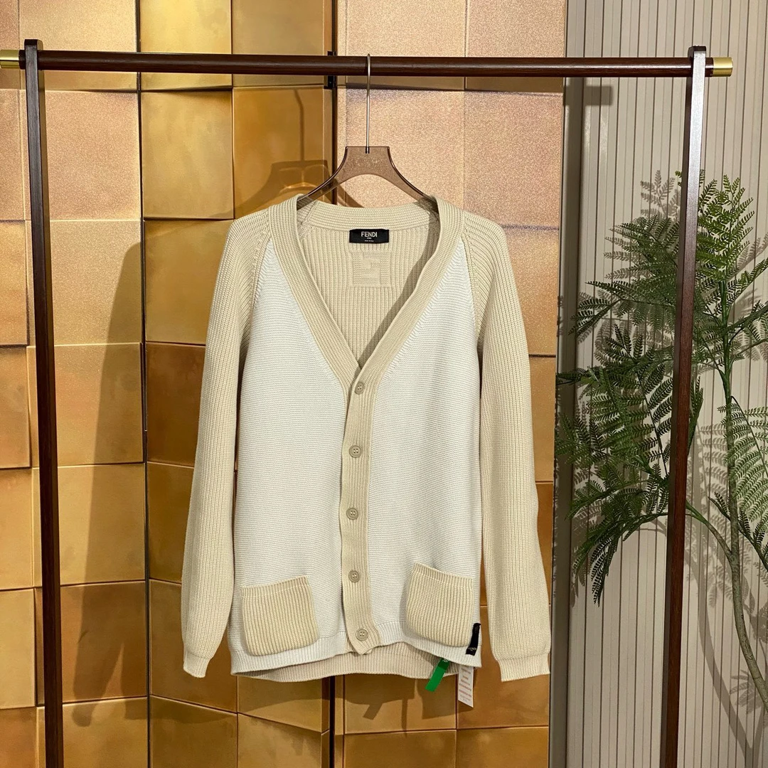 Fendi 新款单排扣字母logo针织开衫/52码/99新/女41218