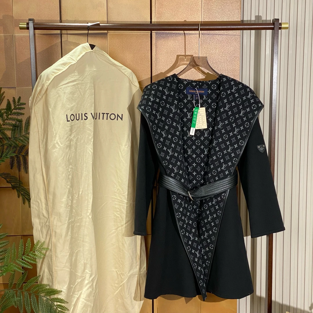 Louis Vuitton Lv经典爆款黑白老花满印浴袍大衣/40码/99新/25602