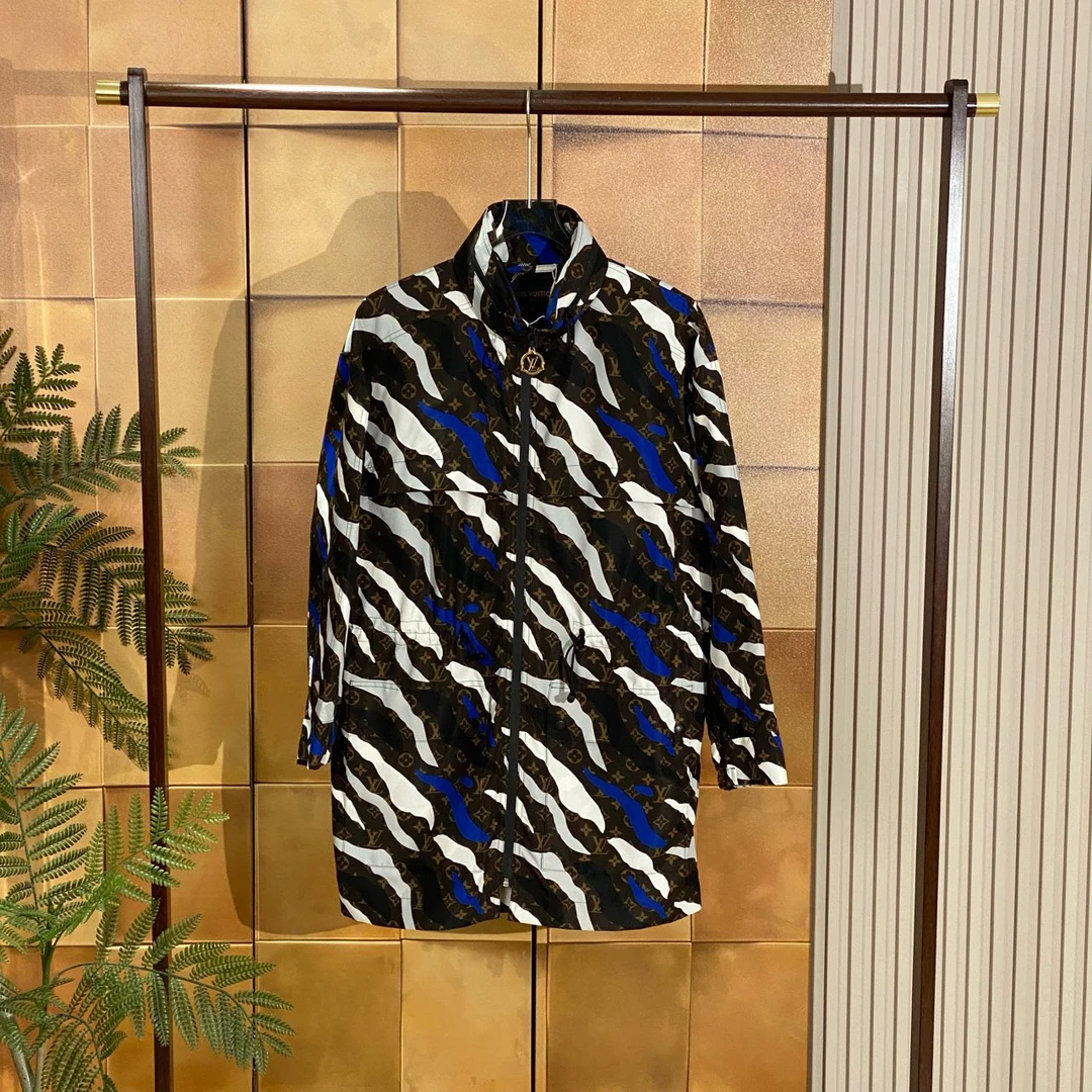 Louis Vuitton Lv英雄联盟系列老花迷彩冲锋衣/36码全新带吊28058