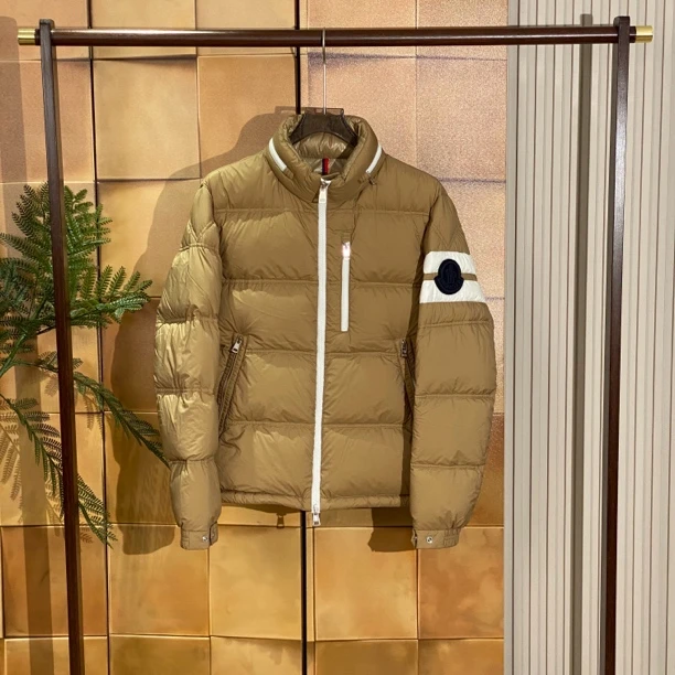 Moncler Delaume卡其色徽标羽绒服/2码/99新/25132