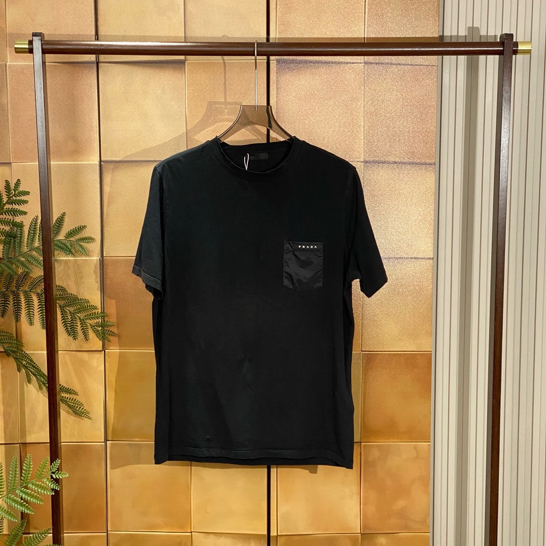Prada 黑色口袋字母logo短袖/xl码/98新/25538