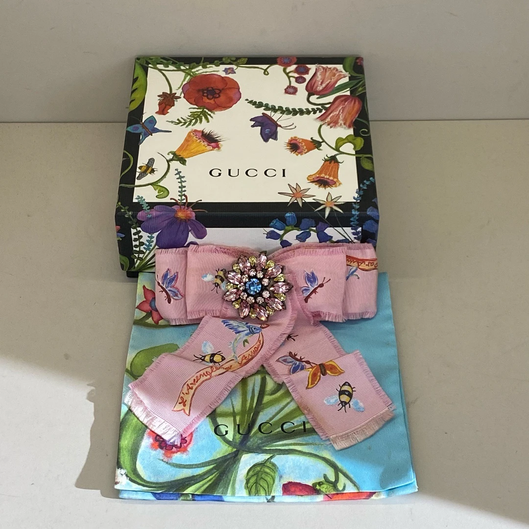 Gucci 粉色水钻蝴蝶结胸针/98新/19190