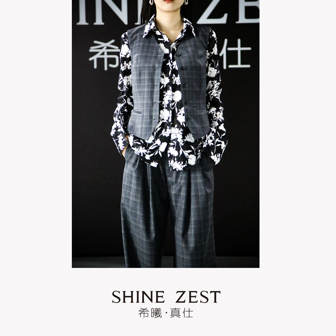 深灰色格纹精纺毛料V领收身单排扣设计短款马甲