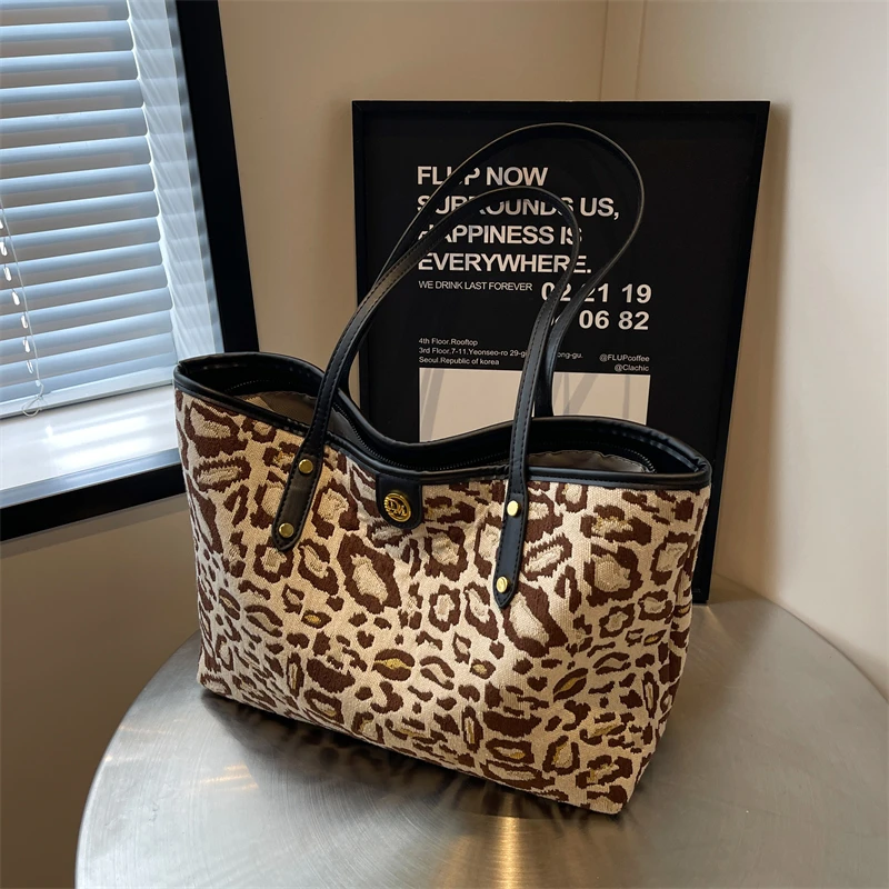 2023初秋新款豹纹拼色设计时尚女士单肩包大容量针织通勤托特包包