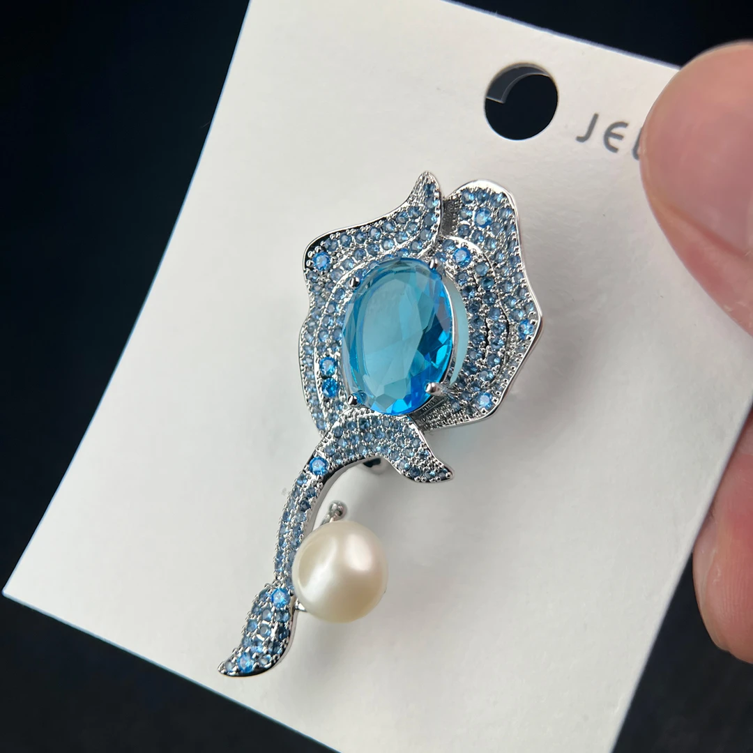 铜合金锆石胸针 5401 蓝宝权杖 轻奢精致蓝色水晶奢华小裙子胸花