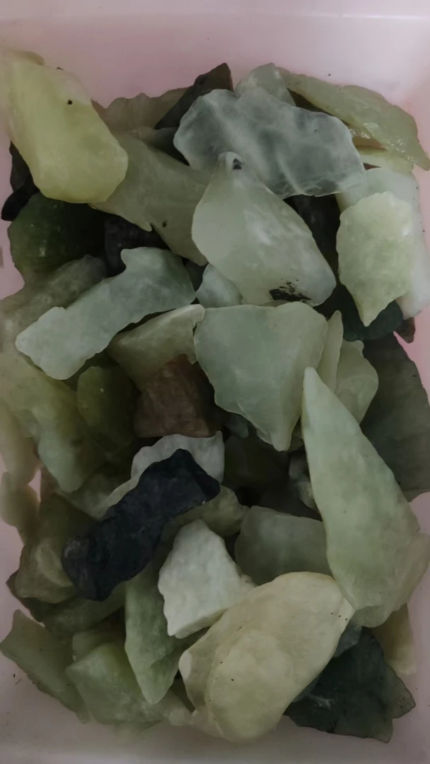 天然岫玉鱼缸石花盆石多样性随机发货一袋