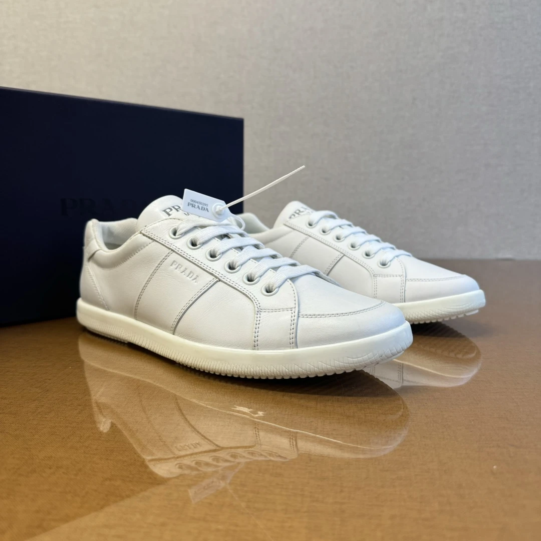 全新未使用 Prada/普拉达 舒适系带低帮板鞋 MCS30352
