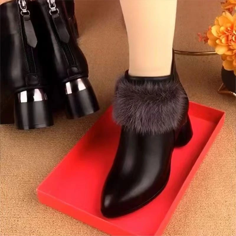 加厚加绒百搭短靴女2025新款冬季平底秋冬靴子脚穿不累粗跟马丁靴