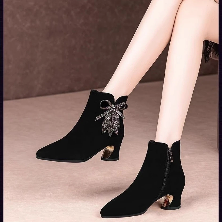 品牌中跟短靴皮鞋女粗跟新款时尚水钻磨砂皮软底时尚加绒尖头靴子