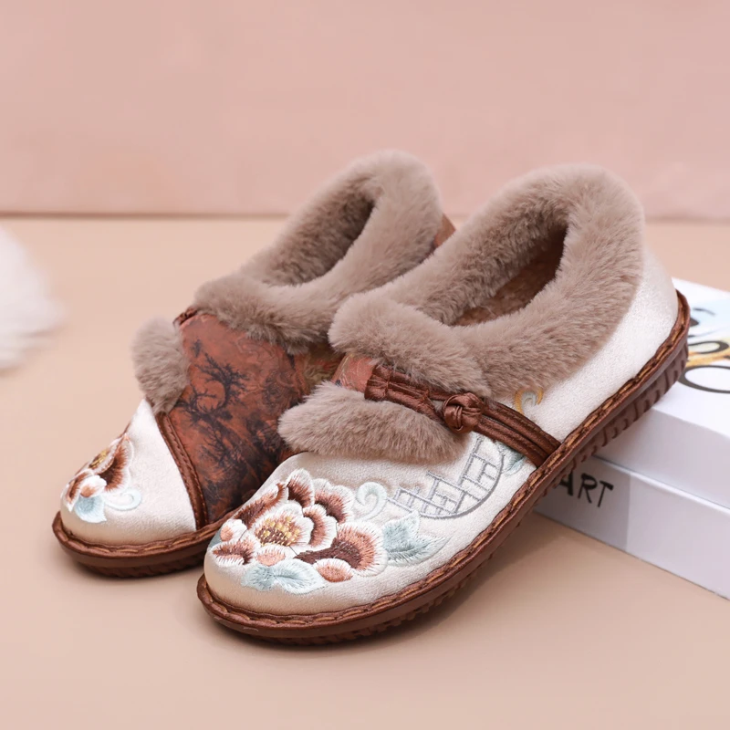 意迪森冬季民族风绣花鞋加绒加厚保暖妈妈鞋防滑软底老北京布鞋