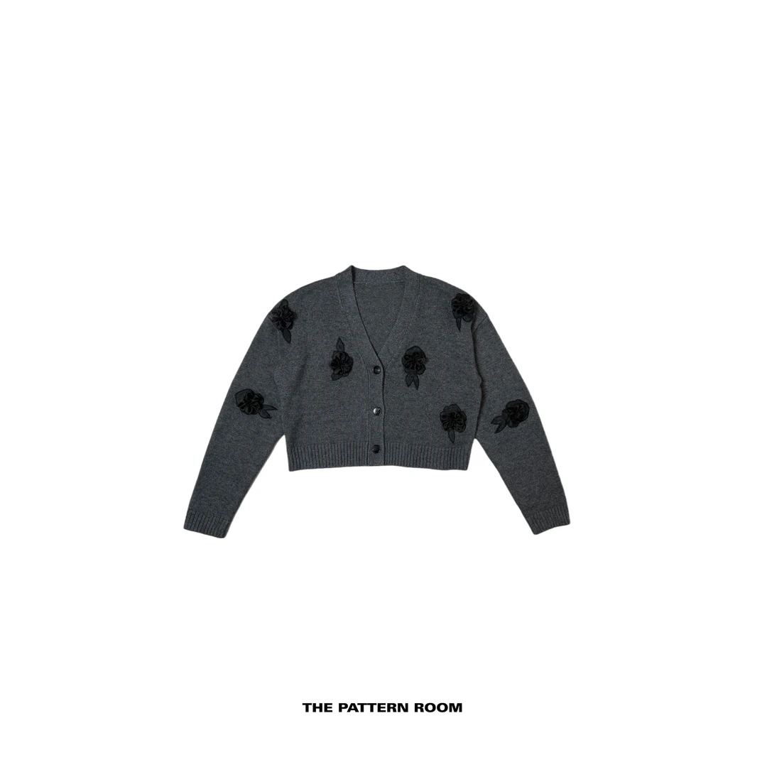 The pattern room | 格雷美人暖糯灰黑浮雕蔷薇精织开衫