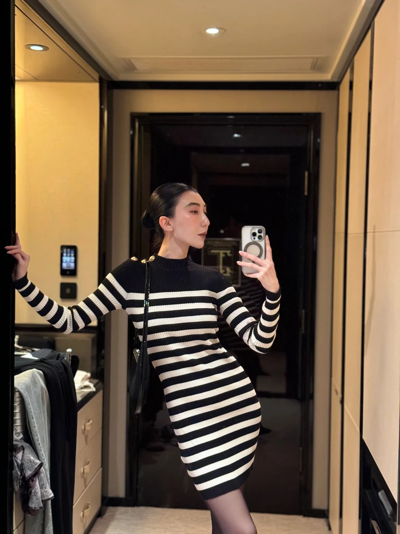【坤姨专属】“时髦攻略”高贵 轻奢条纹 斜扣 包臀连衣裙
