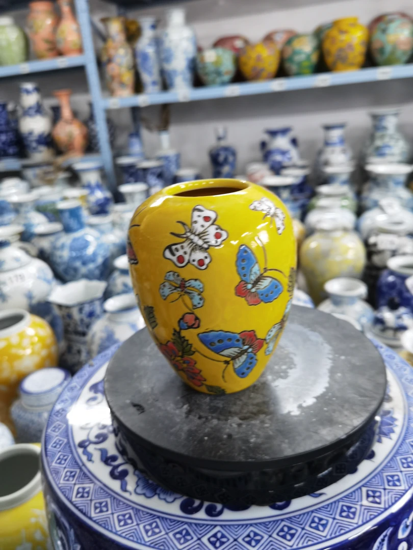 品尚青花陶瓷彩绘浮雕小花瓶