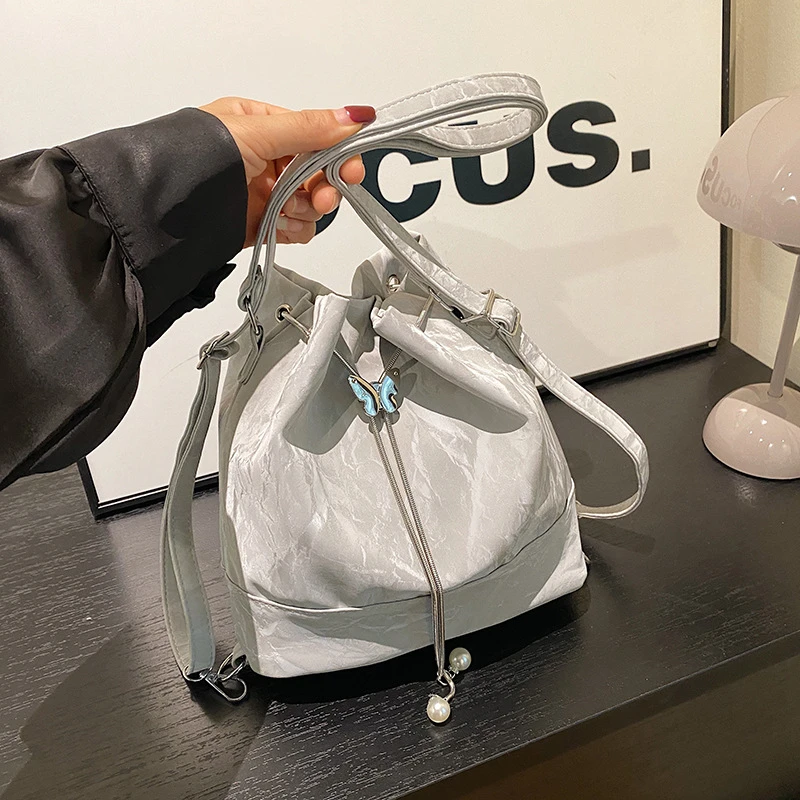 小众设计抽绳水桶包2024新款时尚洋气单肩斜挎包女大容量小背包潮