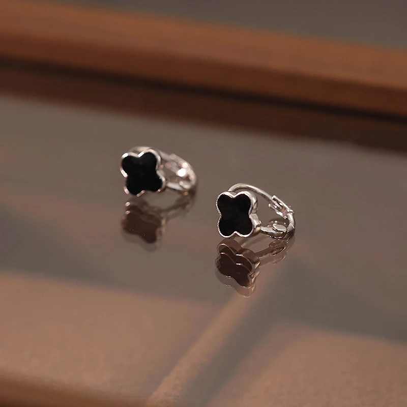 925银耳饰 S925纯银四叶草耳扣女小众设计精致免摘耳环经典黑色