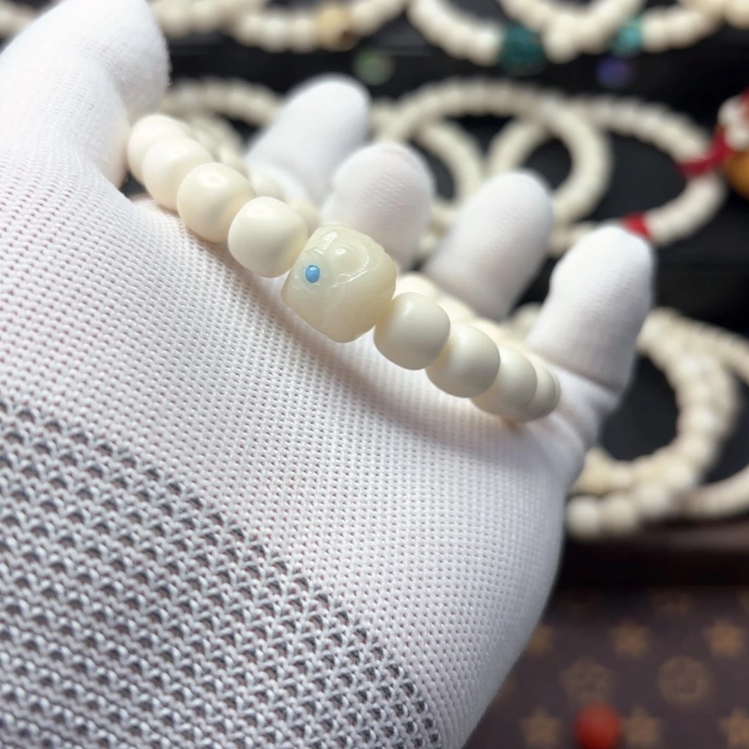 白玉菩提手串小狮子雕刻