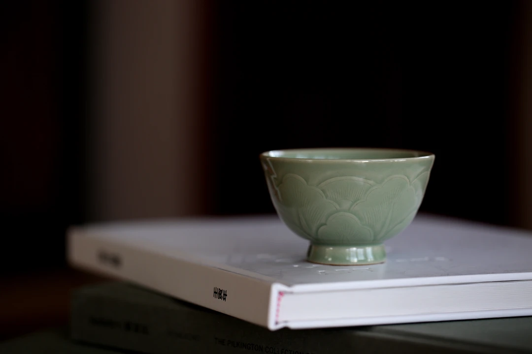 岩葵青釉牡丹纹茶杯主人杯