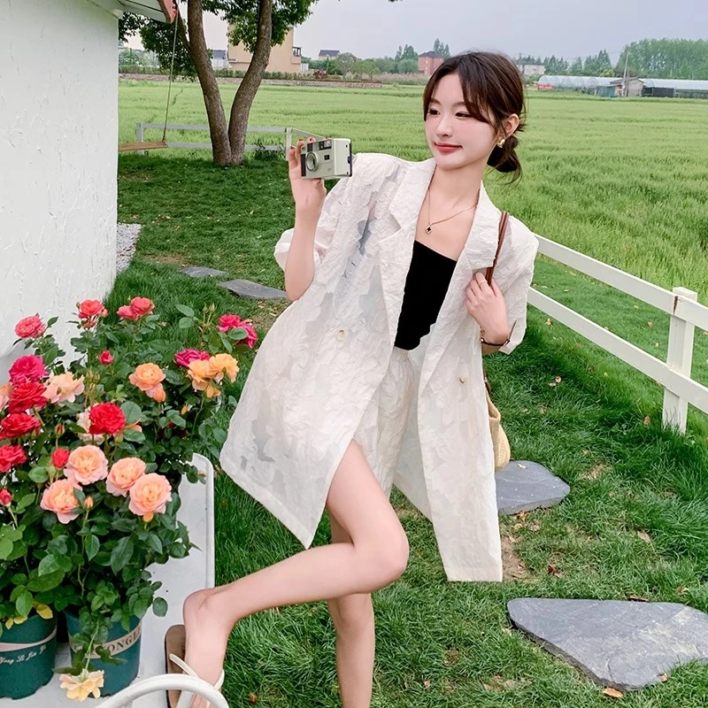 白色镂空暗花西装套装女夏季2024新款韩系休闲西服阔短裤两件套薄