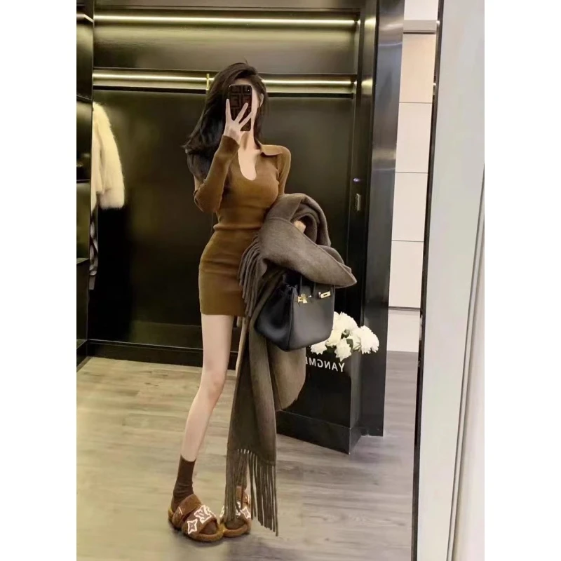 棕色连衣裙2024年早秋新款女小香风高级感修身显瘦v领针织包臀裙