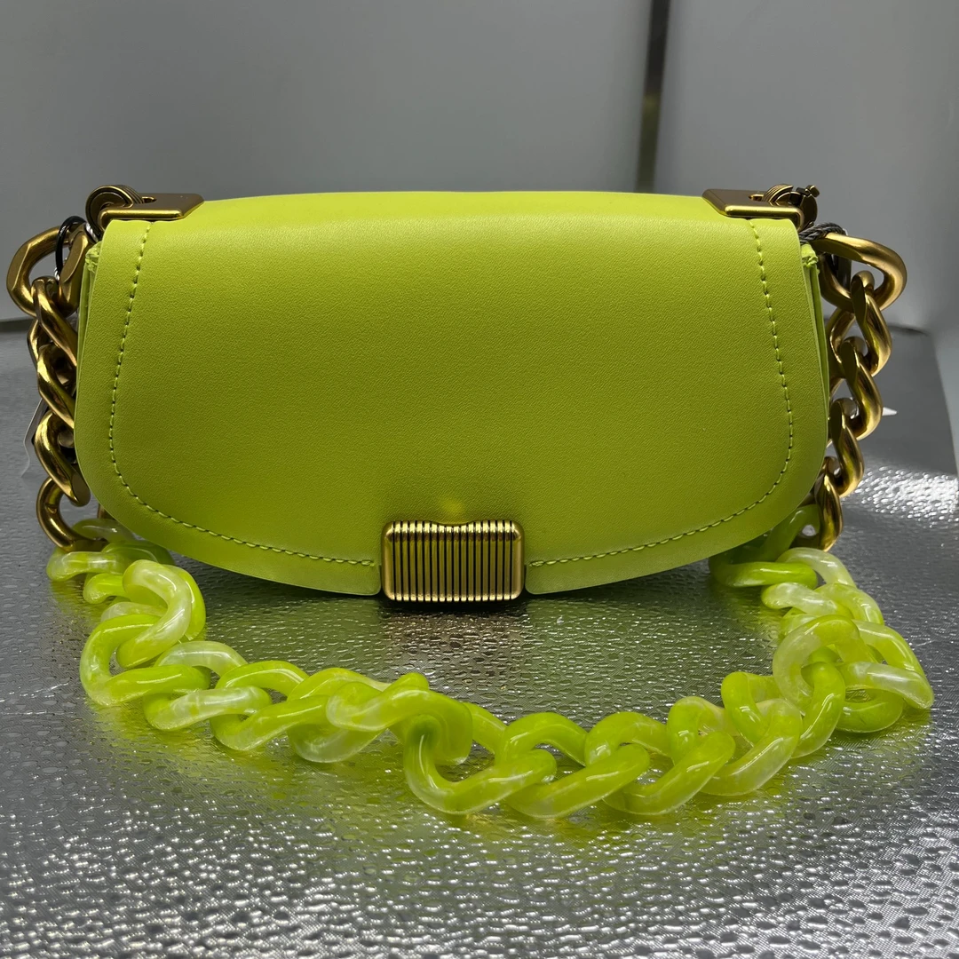 全新未使用 CHARLES & KEITH 鲜绿色单肩包/30047/姐妹花