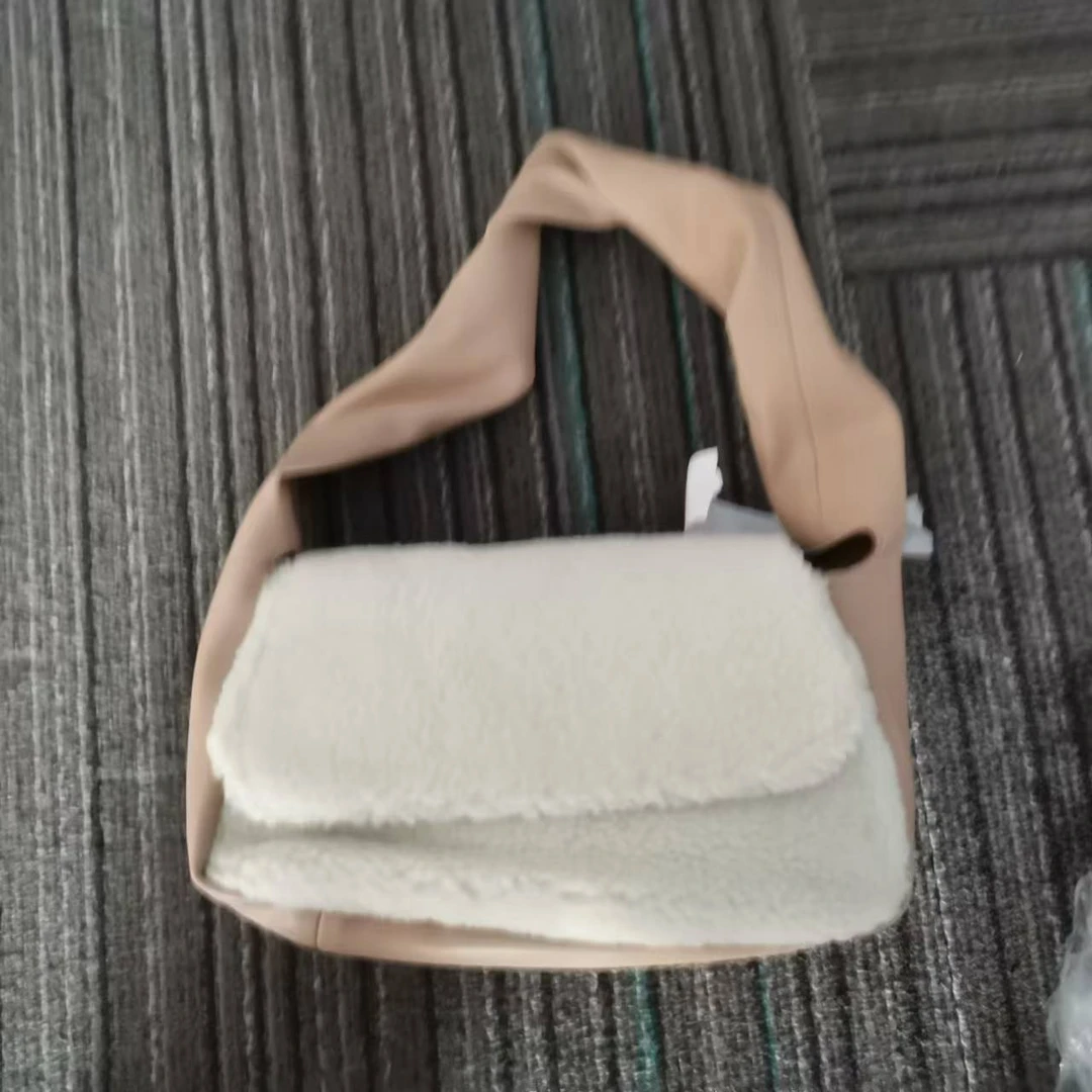 全新未使用 CHARLES & KEITH 白色单肩腋下包/3001/姐妹花