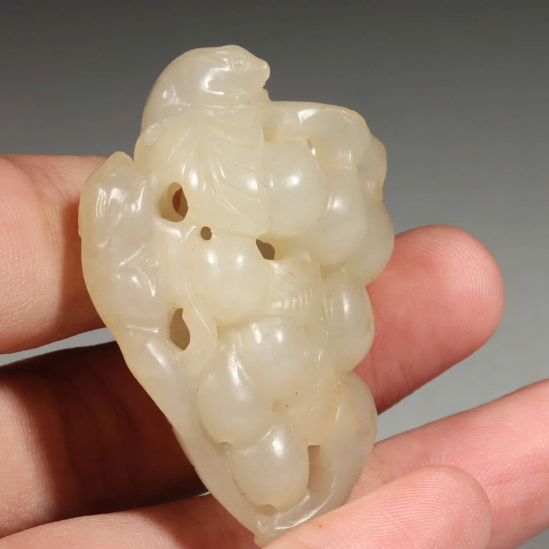 1343清和田玉松鼠葡萄挂坠534