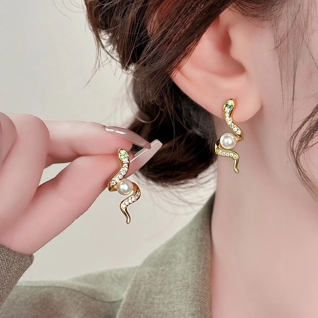 铜合金耳饰 本命年灵蛇气质珠珠耳环2024新款耳钉高级感过年耳饰