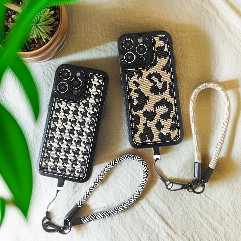 适用于苹果15/16/17promax时尚黑白纹手机壳带挂绳全包镜头保护