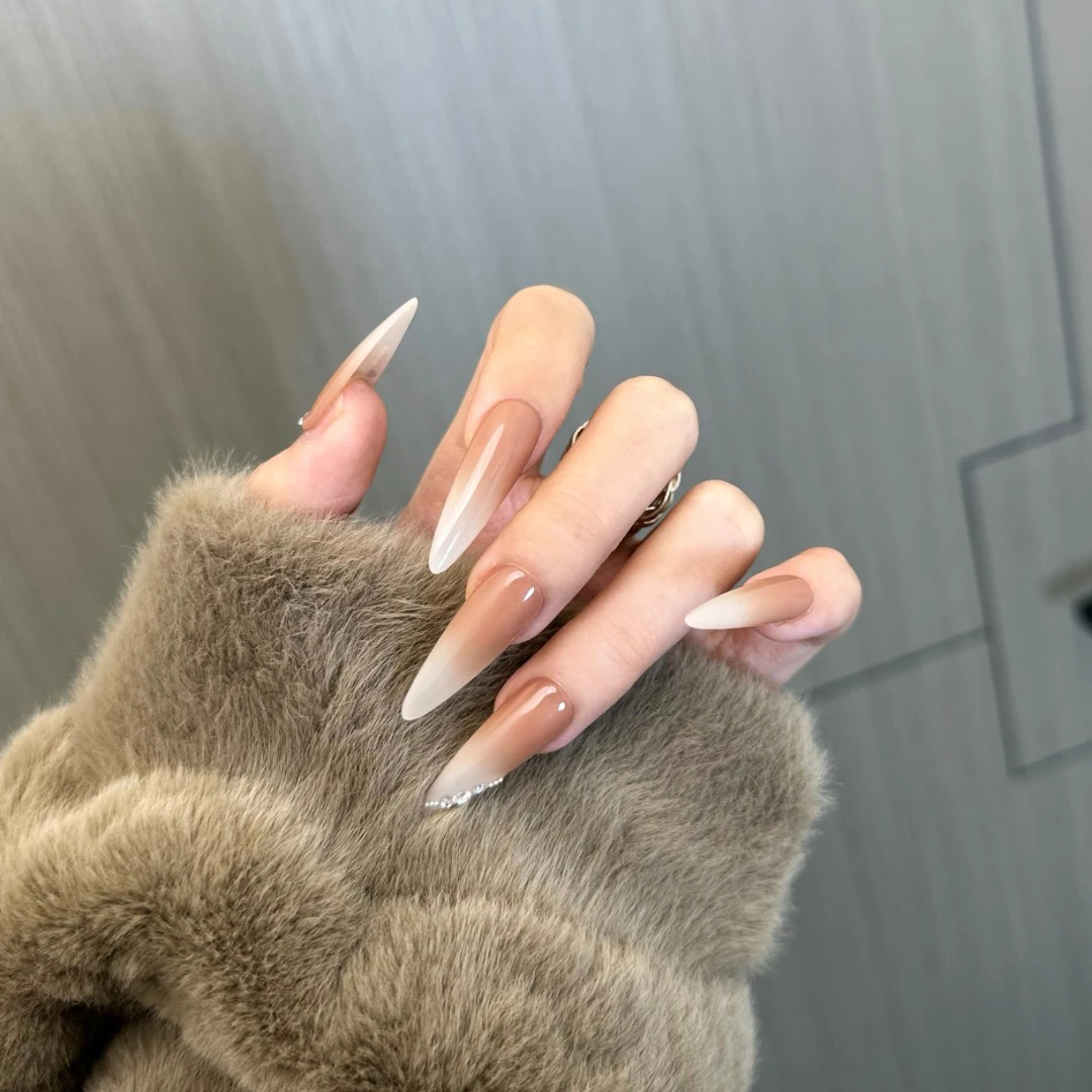 《焦糖拿铁》新款纯色水滴尖华子温柔气质简约穿戴甲裸色渐变可穿戴