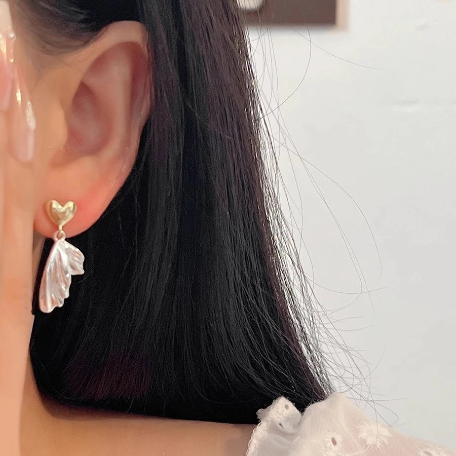 卡柒 铜合金耳饰 法式爱心耳环百搭耳钉氛围感轻奢小众高级秋冬款