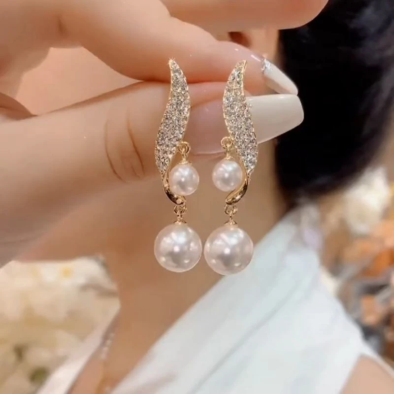 铜合金仿珍珠耳饰 高级感气质轻奢珠珠耳环时尚设计简约优雅耳饰