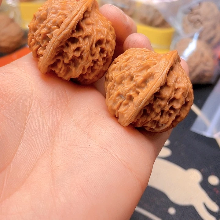 文玩核桃吊坠红狮子一对