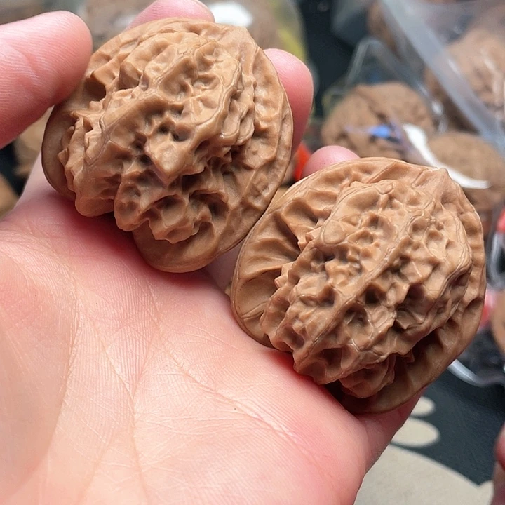 文玩核桃吊坠磐石一对