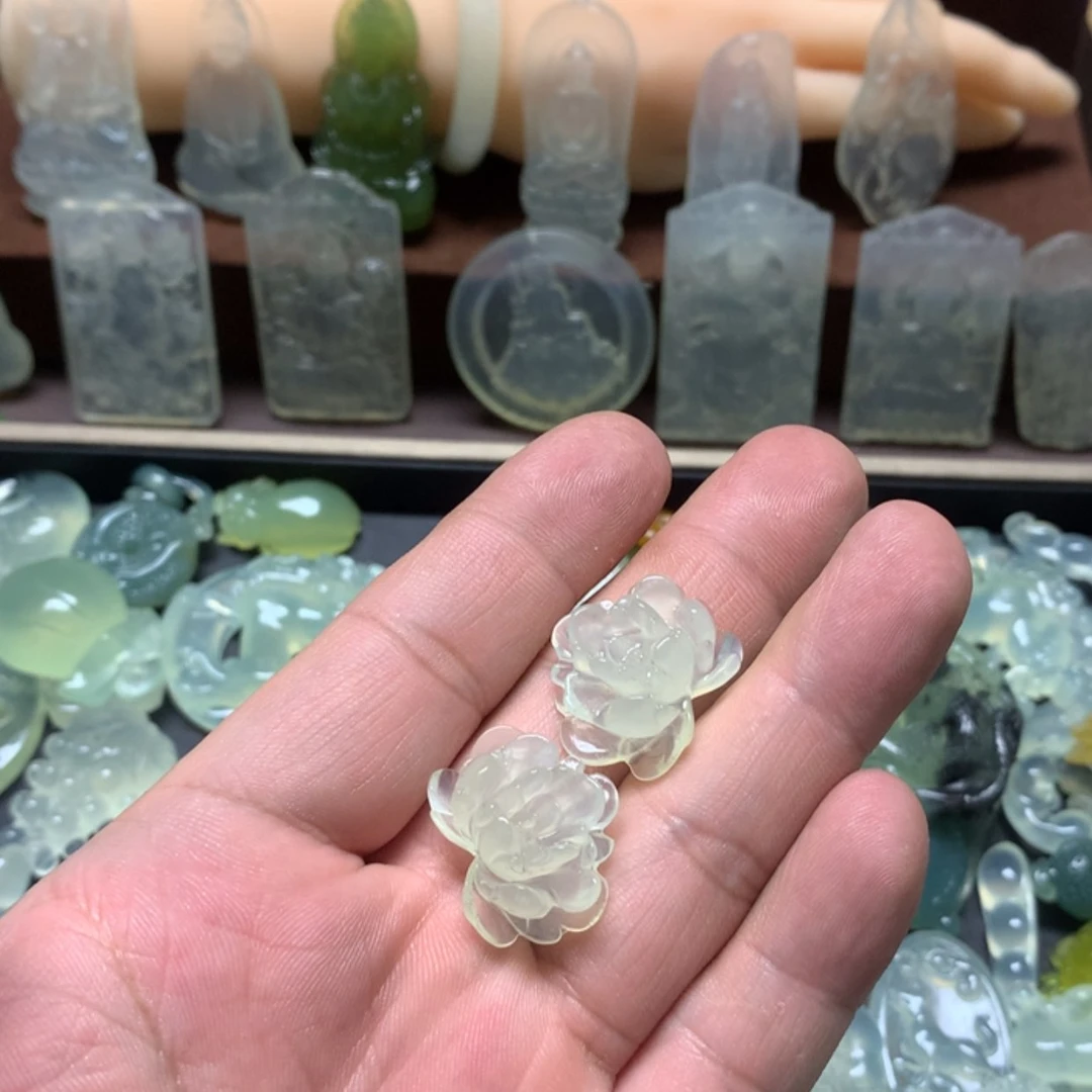 【闪购商品】蛇纹石玉挂坠未镶嵌水**散