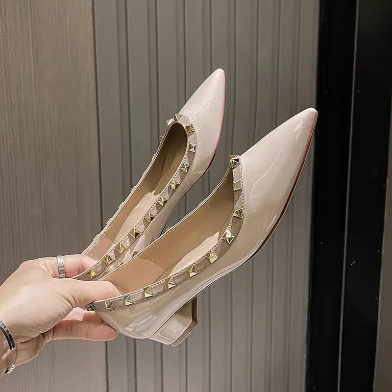 2025年新款铆钉粗跟裸色高跟鞋单鞋百搭职业柳丁鞋尖头中跟工作鞋