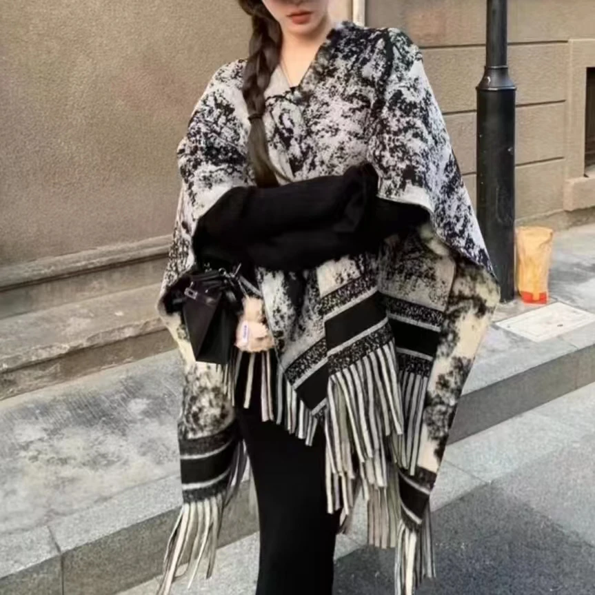 【搭配单品】时尚百搭格子秋冬大版保暖围巾双面斗篷宽松流苏披肩