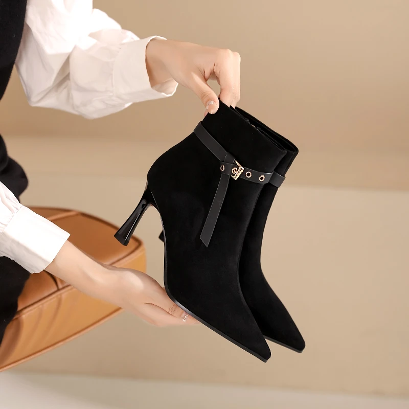 一代佳人2023年秋冬新款瘦瘦靴尖头细跟短靴皮带扣高跟女靴310253