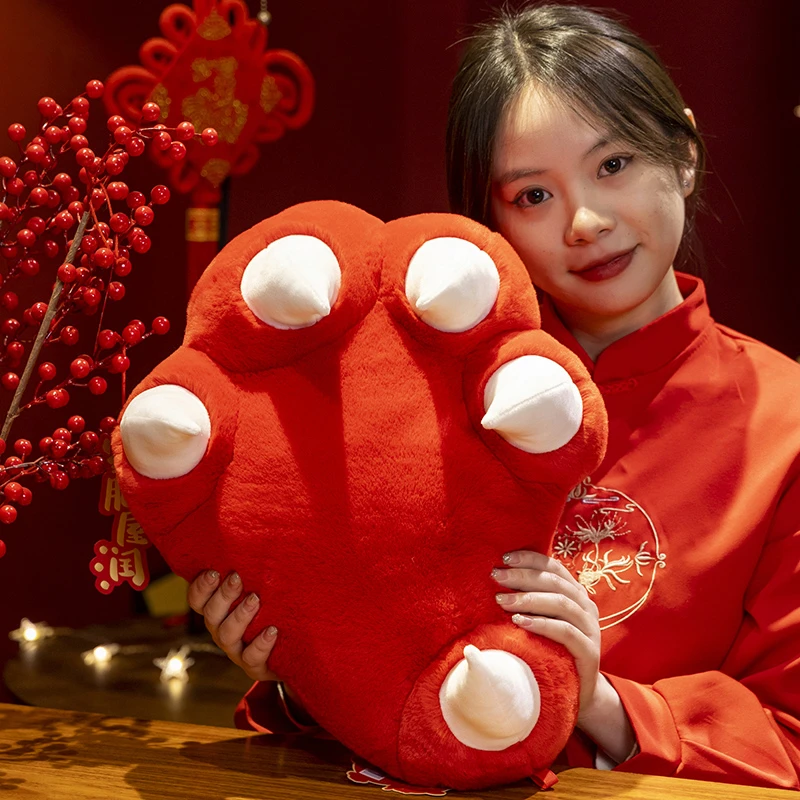 2024龙年龙爪毛绒抱枕新年靠垫新款沙发客厅办公抓钱暴富吉祥礼品