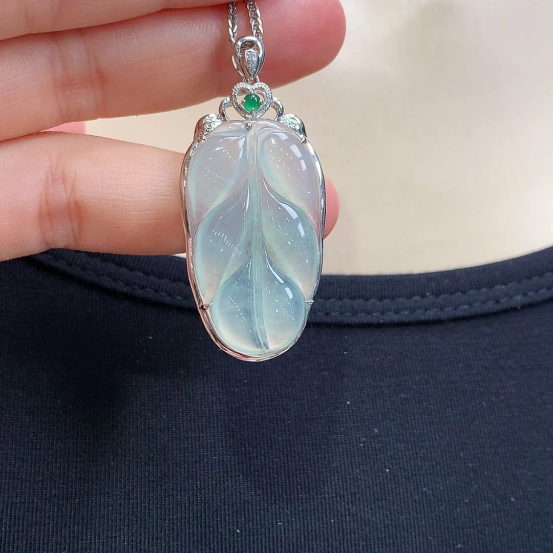 【闪购商品】翡翠颈饰18K金镶嵌郭**?叶子